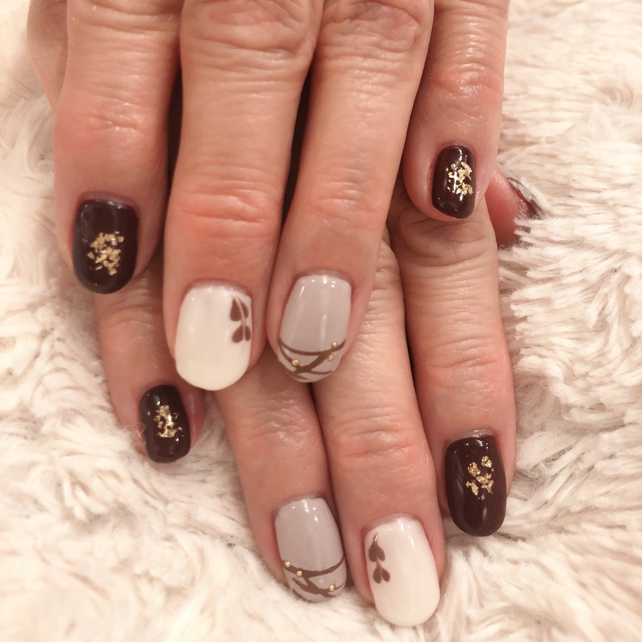 バレンタイン ハンド ショート ブラウン グレージュ Nailsalonlilyのネイルデザイン No ネイルブック