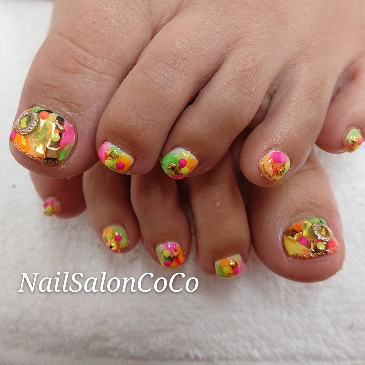 夏 フット ビジュー カラフル ネオンカラー Nailsaloncocoのネイルデザイン No ネイルブック