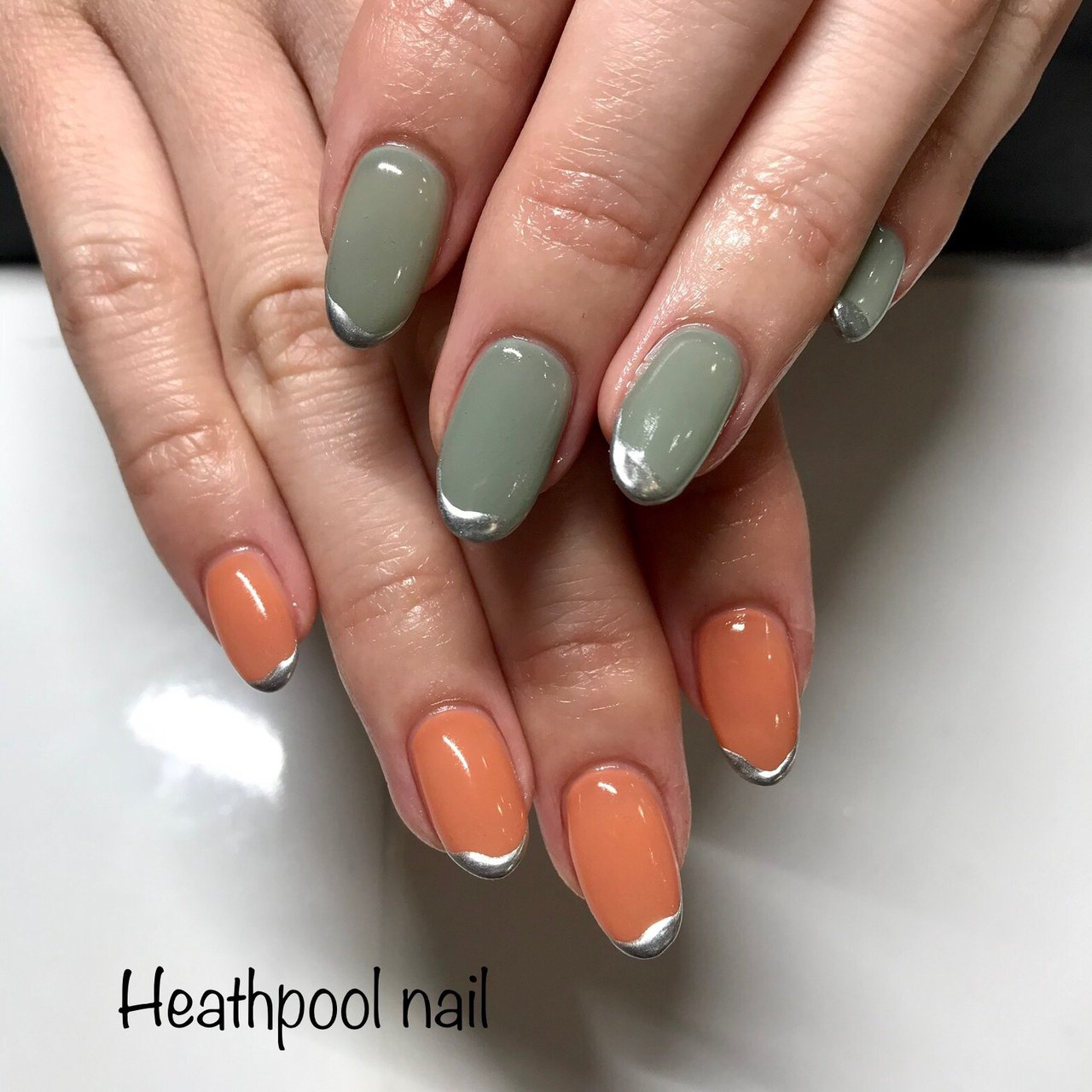 ハンド 変形フレンチ オレンジ グリーン メタリック Heathpoolnailのネイルデザイン No ネイルブック
