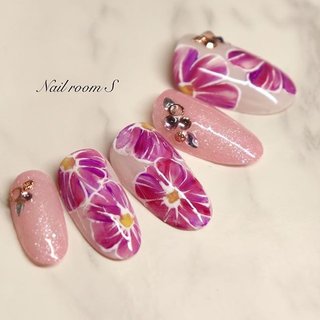 ベージュ ヌーディー 手書きフラワーのネイルデザイン 5ページ目 ネイルブック