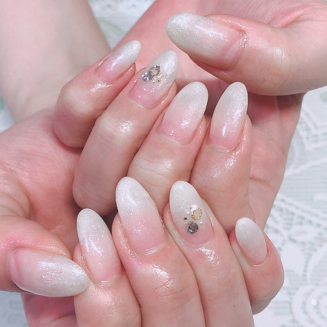 ハンド ホワイト クリア Crystal R Nail Salon のネイルデザイン No ネイルブック