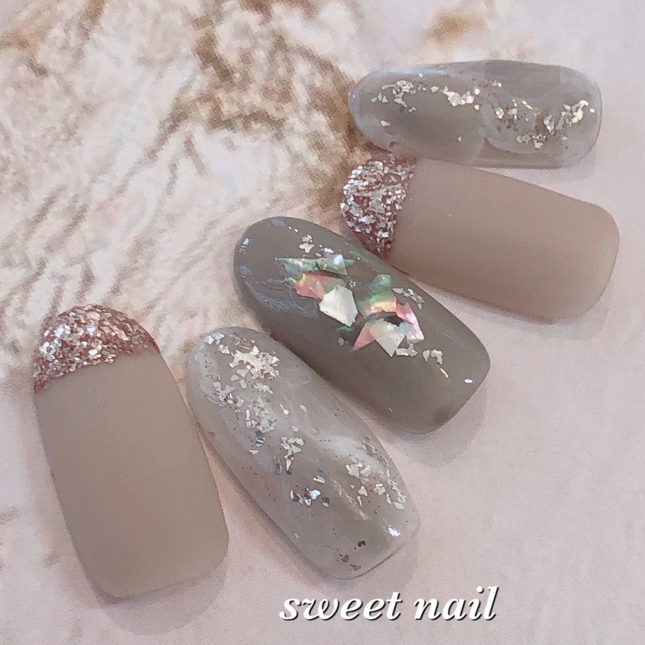 春 ハンド ミディアム ベージュ グレージュ 伊勢崎ネイルサロンsweetのネイルデザイン No ネイルブック