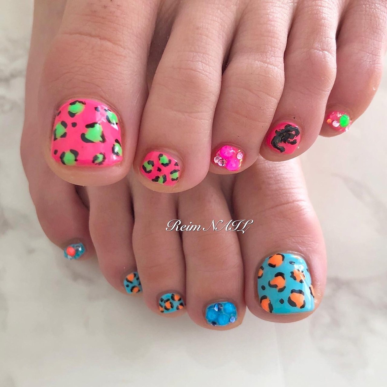 フット ワンカラー レオパード ショート ネオンカラー Reimのネイルデザイン No ネイルブック