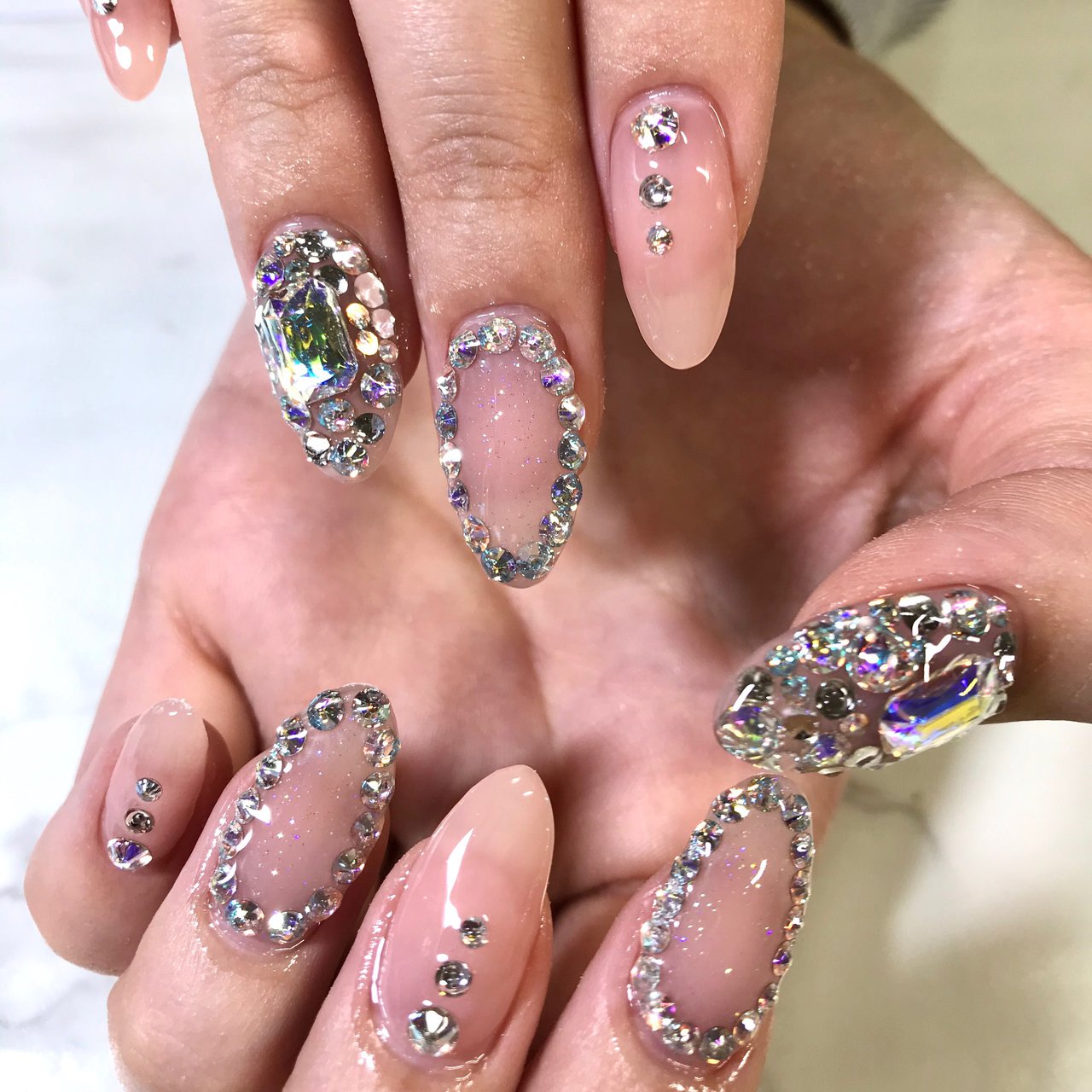 オールシーズン ラメ ワンカラー ビジュー ピンク Nail Room Amery のネイルデザイン No ネイルブック