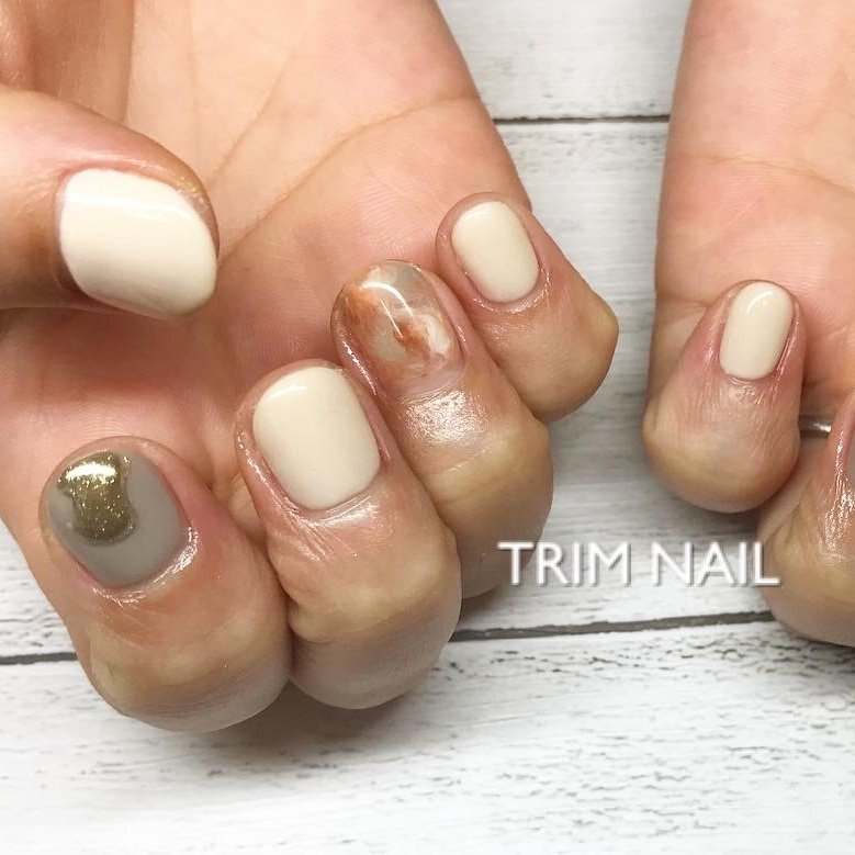 オールシーズン ハンド ニュアンス ミラー ベージュ Trim Nailのネイルデザイン No ネイルブック