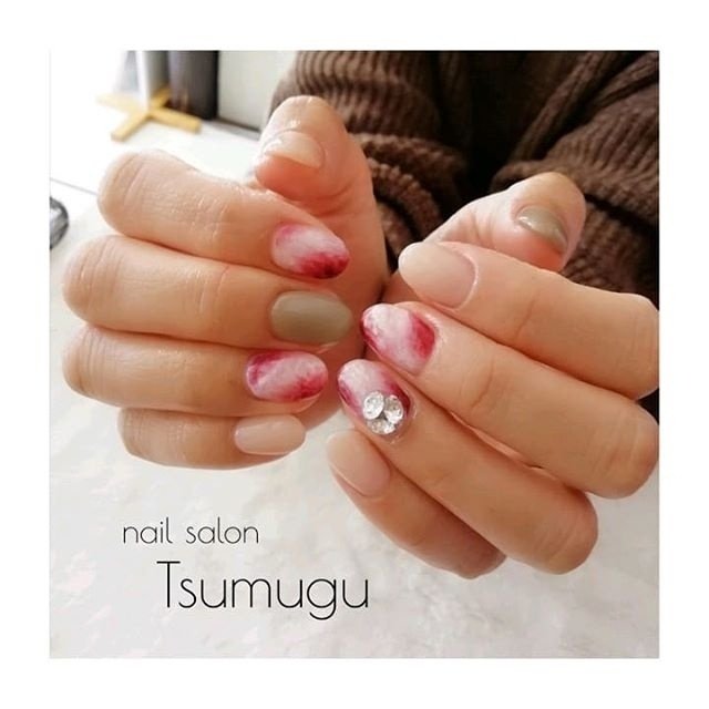 オールシーズン ハンド ワンカラー ビジュー ミディアム Nail Salon Tsumuguのネイルデザイン No ネイルブック