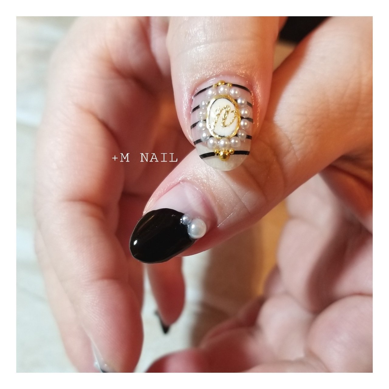 オールシーズン ハンド フレンチ パール イニシャル M Nailのネイルデザイン No ネイルブック