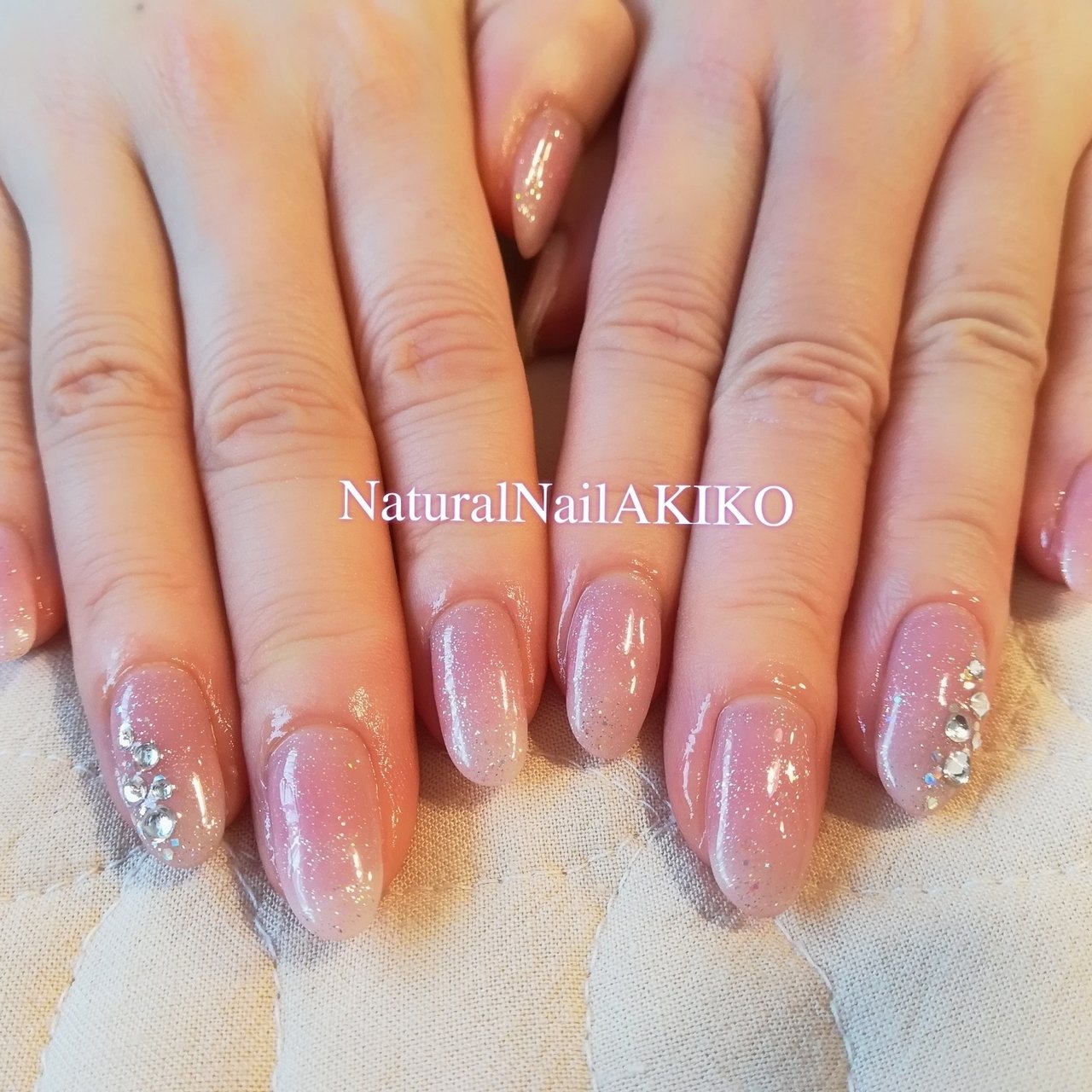 オールシーズン グラデーション ビジュー ベージュ ピンク Nail Akikoのネイルデザイン No ネイルブック