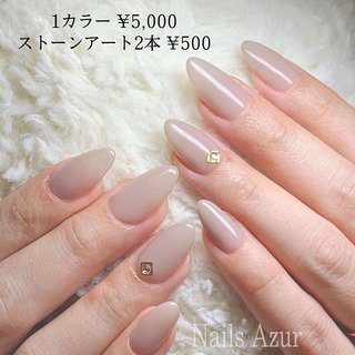 お客様ネイル✩.*˚ Menu：1カラー¥5,000(税抜)
✨ご新規様／¥3,900(税抜)✨
ストーンアート2本¥500(税抜)
.
#上越 #ネイルサロン #上越ネイル #Nail #アコーレ #アコーレ上越 #定額制ネイル #冬ネイル #ショートネイル #1カラー #巻き爪ケア #BSブレイス #ネイルケア #甘皮ケア #ハンドネイル #フットネイル
.
✼••┈┈••✼••┈┈••✼••┈┈••✼••┈┈••✼
ネイルズアジュール各店では新卒・中途採用のネイリストを募集中です。事前研修もあるのでサロン勤務経験のない方や、ブランクのある方も安心して働けます。産前・産後休暇や、育児短時間勤務制度もあり、女性にとって働きやすい環境を整えています。原則残業なし、NSGグループなので充実した福利厚生も自慢です。
詳しくは「ネイルズアジュール　求人」で検索♪ .
#上越ネイリスト #上越市ネイルサロン　#新潟ネイリスト #新潟市 #上越市 　#ネイリスト #ネイリスト求人　#ネイリスト募集 #ネイルサロン求人 #中途採用 #ネイルスタッフ募集
✼••┈┈••✼••┈┈••✼••┈┈••✼••┈┈••✼ #卒業式 #入学式 #オフィス #女子会 #ハンド #ワンカラー #ミディアム #グレージュ #グレー #ジェルネイル #お客様 #nailsAzurj #ネイルブック