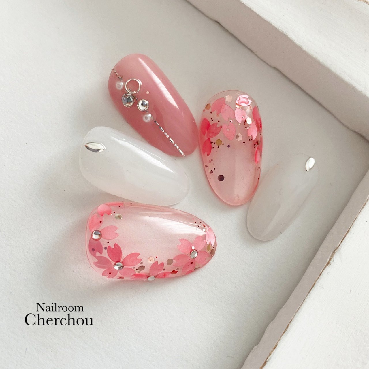 春 ハンド フラワー ホワイト ピンク Nailroom Cherchouのネイルデザイン No ネイルブック