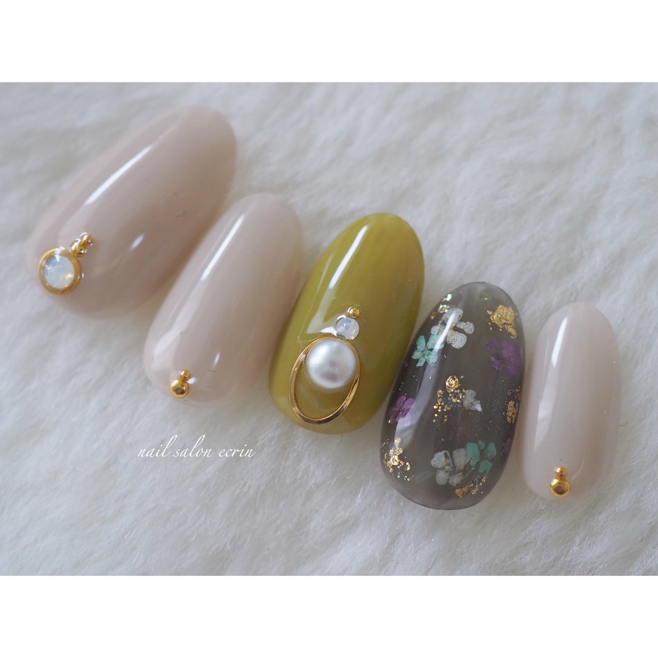 春 ワンカラー 押し花 ベージュ グリーン Nail Ecrinのネイルデザイン No ネイルブック