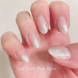 プラチナシルバーのラメグラデーションのネイルデザイン ネイルブック