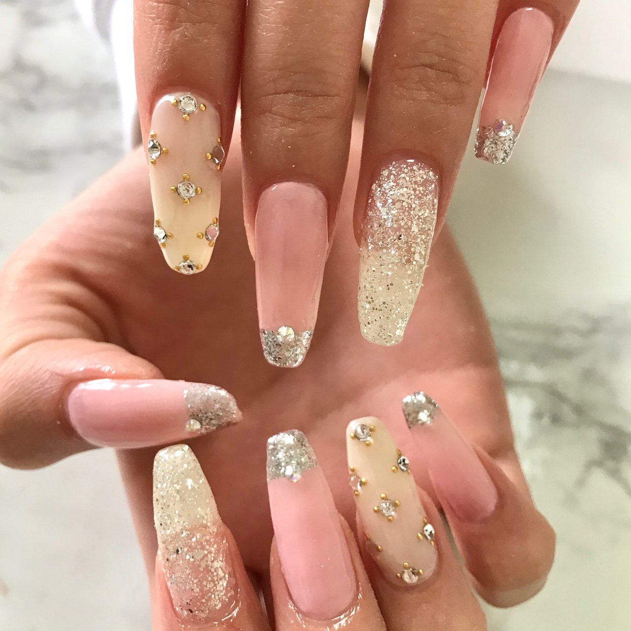 春 シンプル フレンチ ラメ バイカラー Nail Room Amery のネイルデザイン No ネイルブック