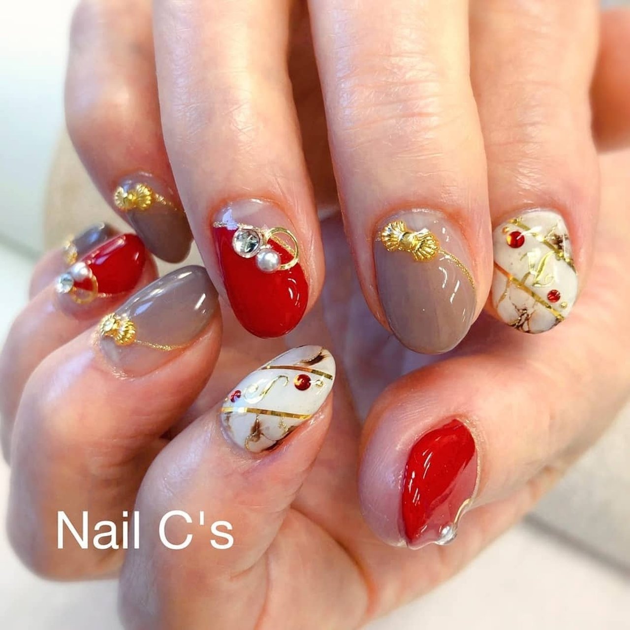 秋 冬 オールシーズン ハンド 変形フレンチ Yumi Yoshikura Nail C S ネイルシーズ のネイルデザイン No ネイルブック