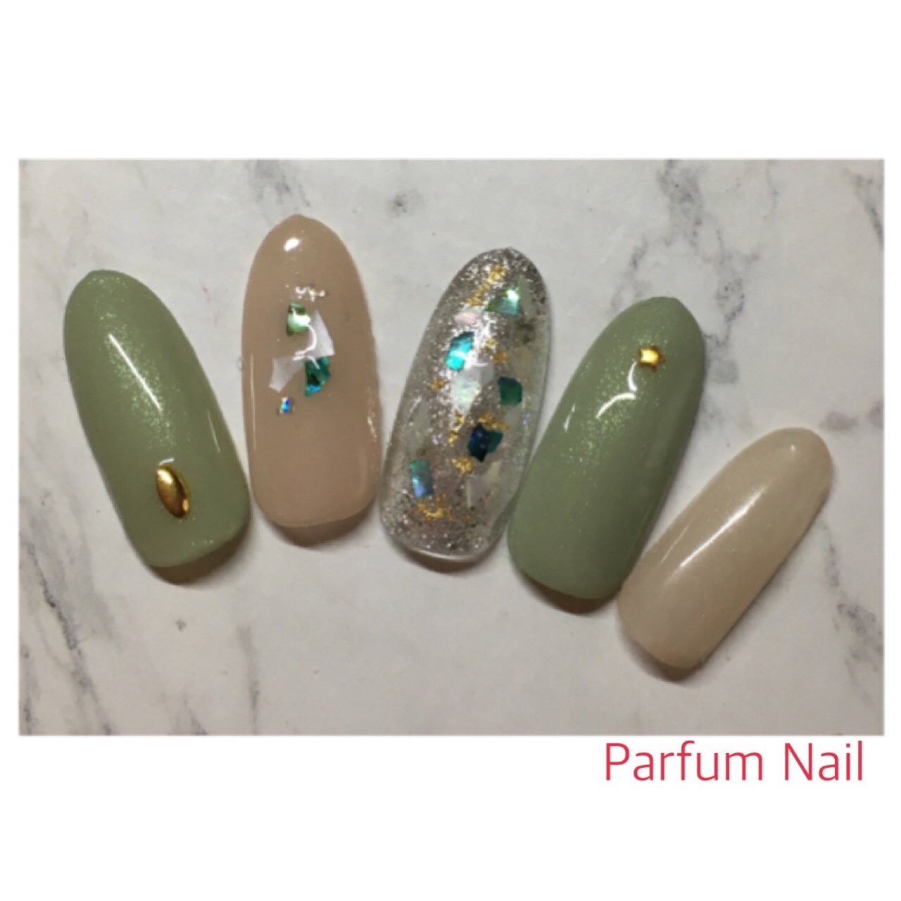 オールシーズン ハンド ラメ ビジュー シェル Parfum Nailのネイルデザイン No ネイルブック