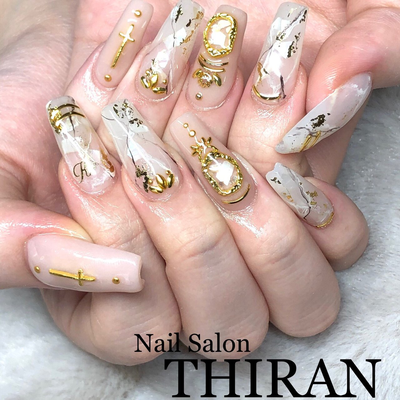 オールシーズン ハンド シェル イニシャル シースルー Nailsalon Thiranのネイルデザイン No 518 ネイルブック