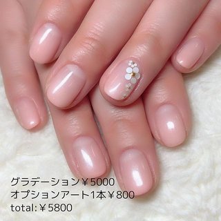お客様ネイル🎀.*･ﾟ menu：グラデーション(5000円・税抜)
オプションアート1本￥800(税抜)
total:￥5800(税抜)
.
#上越 #上越ネイル #アコーレ #アコーレ上越 #シンプルネイル #オフィスネイル #ナチュラルネイル #ショートネイル #ブライダルネイル #巻き爪ケア #BSブレイス #ネイルケア #甘皮ケア #ハンドネイル #フットネイル
.
✼••┈┈••✼••┈┈••✼••┈┈••✼••┈┈••✼
ネイルズアジュール各店では新卒・中途採用のネイリストを募集中です。事前研修もあるのでサロン勤務経験のない方や、ブランクのある方も安心して働けます。産前・産後休暇や、育児短時間勤務制度もあり、女性にとって働きやすい環境を整えています。原則残業なし、NSGグループなので充実した福利厚生も自慢です。
詳しくは「ネイルズアジュール　求人」で検索♪ .
#ネイルサロン #ネイル #新潟市ネイルサロン #新潟市ネイル #nail #上越ネイル #上越ネイリスト #上越市ネイルサロン #新潟ネイリスト #ネイリスト #ネイリスト求人 #ネイリスト募集 #ネイルサロン求人 #中途採用 #ネイルスタッフ募集
✼••┈┈••✼••┈┈••✼••┈┈••✼••┈┈••✼ #春 #卒業式 #入学式 #オフィス #ハンド #シンプル #グラデーション #ホログラム #フラワー #ショート #クリア #ベージュ #ピンク #ジェルネイル #お客様 #nailsAzurj #ネイルブック