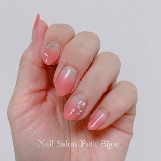 桜色のグラデーションのネイルデザイン ネイルブック