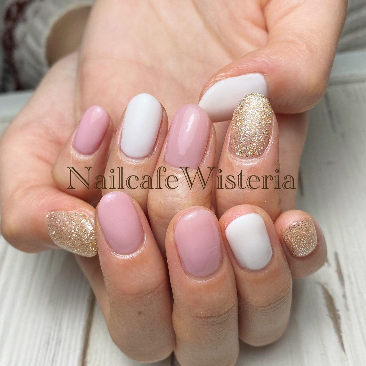 ホワイト/ピンク/ゴールド - nailcafewisteriaのネイルデザイン[No