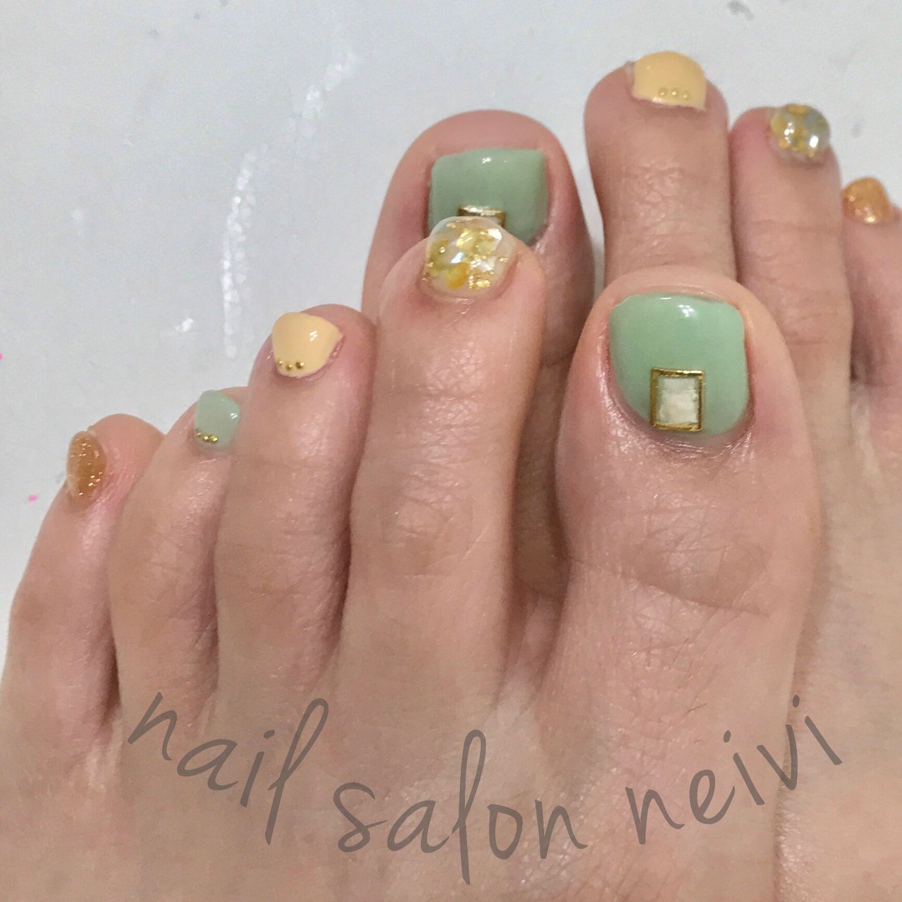 春 夏 フット イエロー グリーン Nailsalon Neiviのネイルデザイン No 5227132 ネイルブック