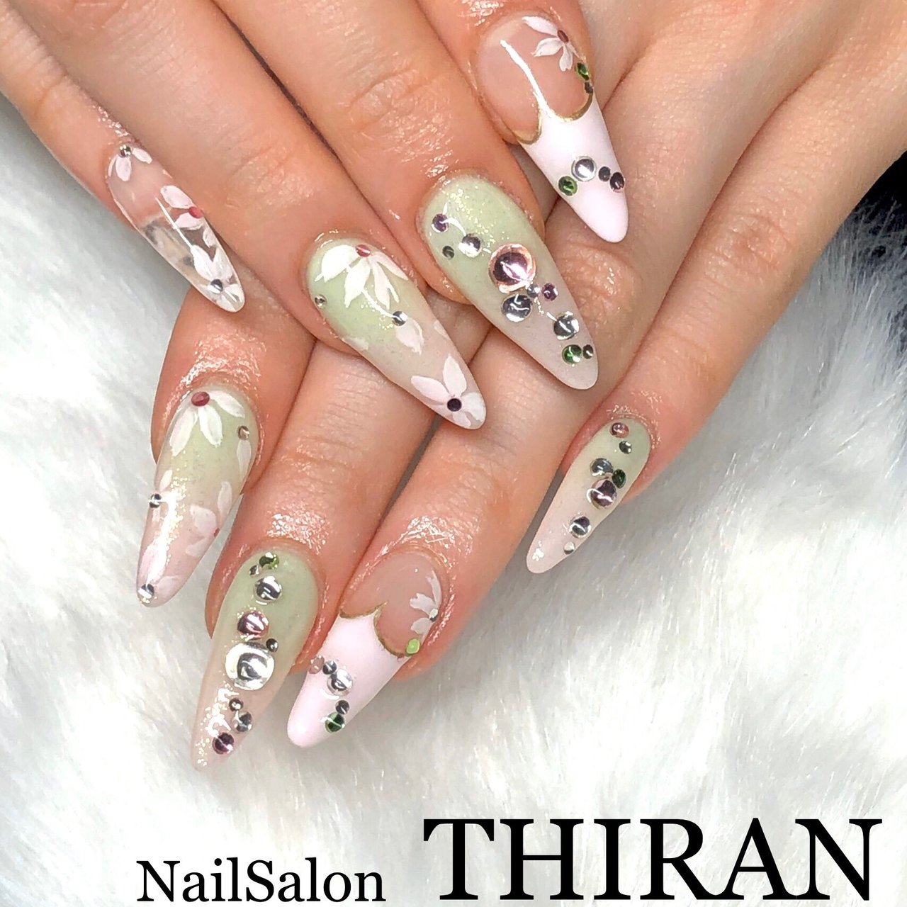 オールシーズン ハンド グラデーション フラワー ハート Nailsalon Thiranのネイルデザイン No ネイルブック