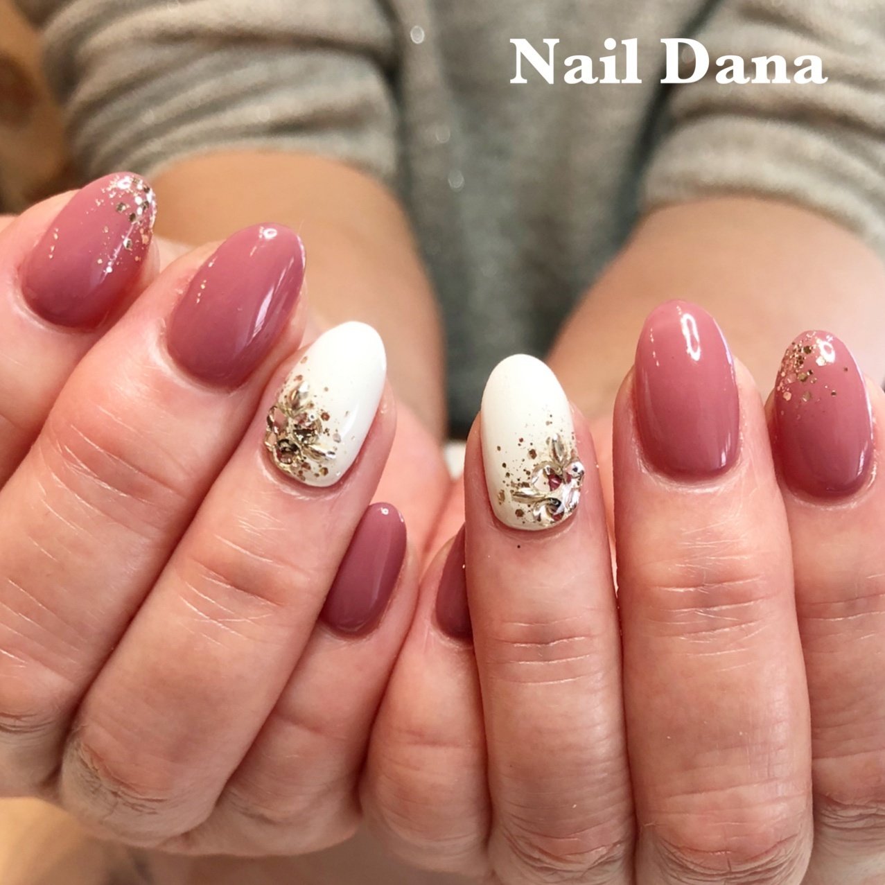 オフィス ブライダル ハンド ラメ ワンカラー Nail Danaのネイルデザイン No ネイルブック