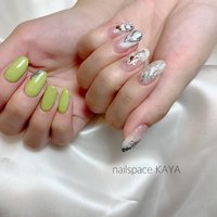 シンプル グリーン アシンメトリーネイルのネイルデザイン ネイルブック