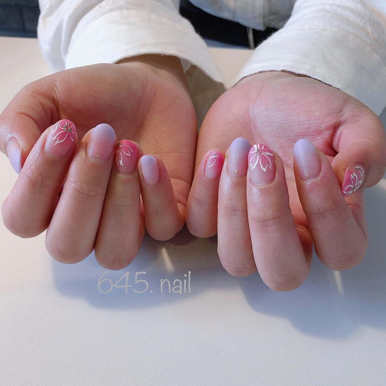 春 オールシーズン ハンド グラデーション フラワー 645 Rosiko のネイルデザイン No ネイルブック