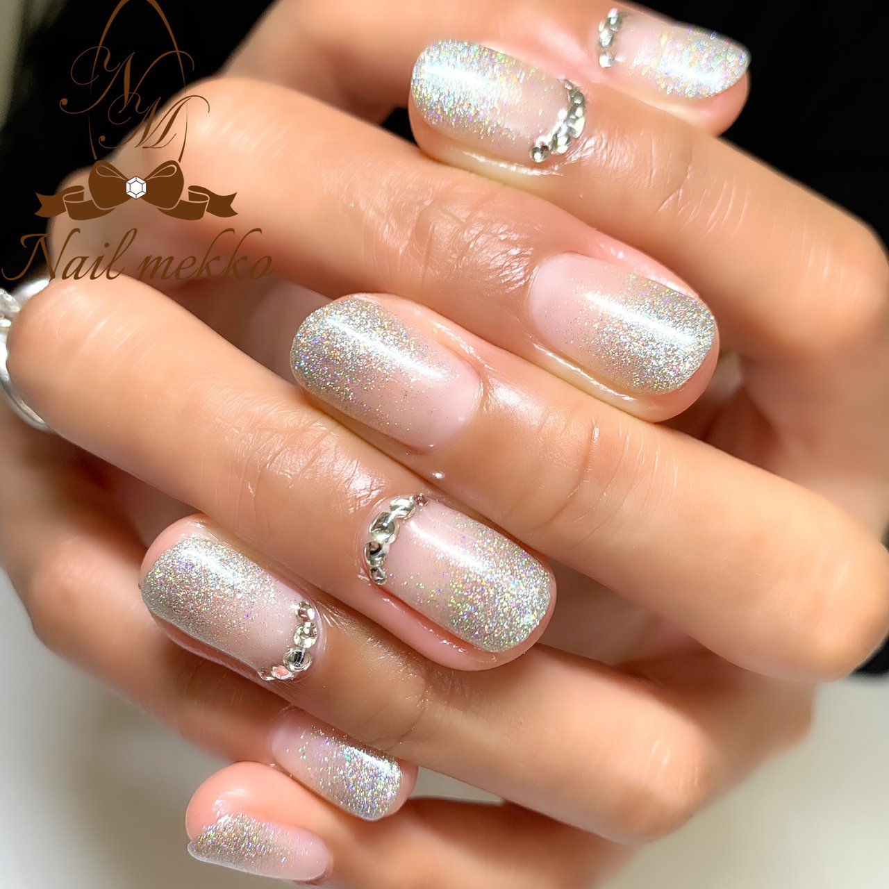 ハンド グラデーション ビジュー ラメ シルバー Nail Mekkoのネイルデザイン No ネイルブック