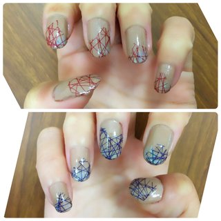 khaos nail #nailholic BE301をベースカラーにぬる
縦半分小指側の爪先（爪1/4幅程度）に
トップコートをぬり半乾きなったら
#ユニコーンパウダー をのせて磨く
余計なパウダーを払い、
一度全体に薄付きのトップコートをぬる
#ダイソー の　#ネイルシール を適当に
各指貼る（右は青、左は赤）
シールの段が気になりづらいように
ジェルネイル風トップコートなど厚みが出る
トップコートをぬって完成
#ハンド #オールシーズン #春 #ミディアム #ベージュ #ヌーディーネイル #ヌーディーカラー #レッド #ブルー #ネイル #nail #セルフネイル #ユニコーン #オトナネイル #マニキュア #プチプラ #ジオメトリック #セルフ #簡単 #春 #オールシーズン #女子会 #ハンド #幾何学模様 #ミディアム #ベージュ #レッド #ブルー #マニキュア #セルフネイル #ネイルシール #10305 #ネイルブック