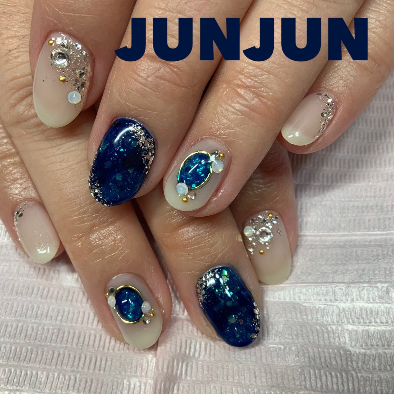 春 ハンド ビジュー ショート ネイビー Junjunのネイルデザイン No ネイルブック