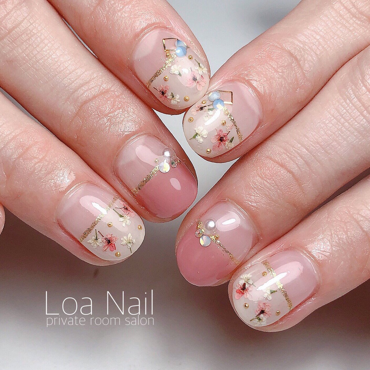 春 変形フレンチ フラワー 押し花 ベージュ Loa Nailのネイルデザイン No ネイルブック