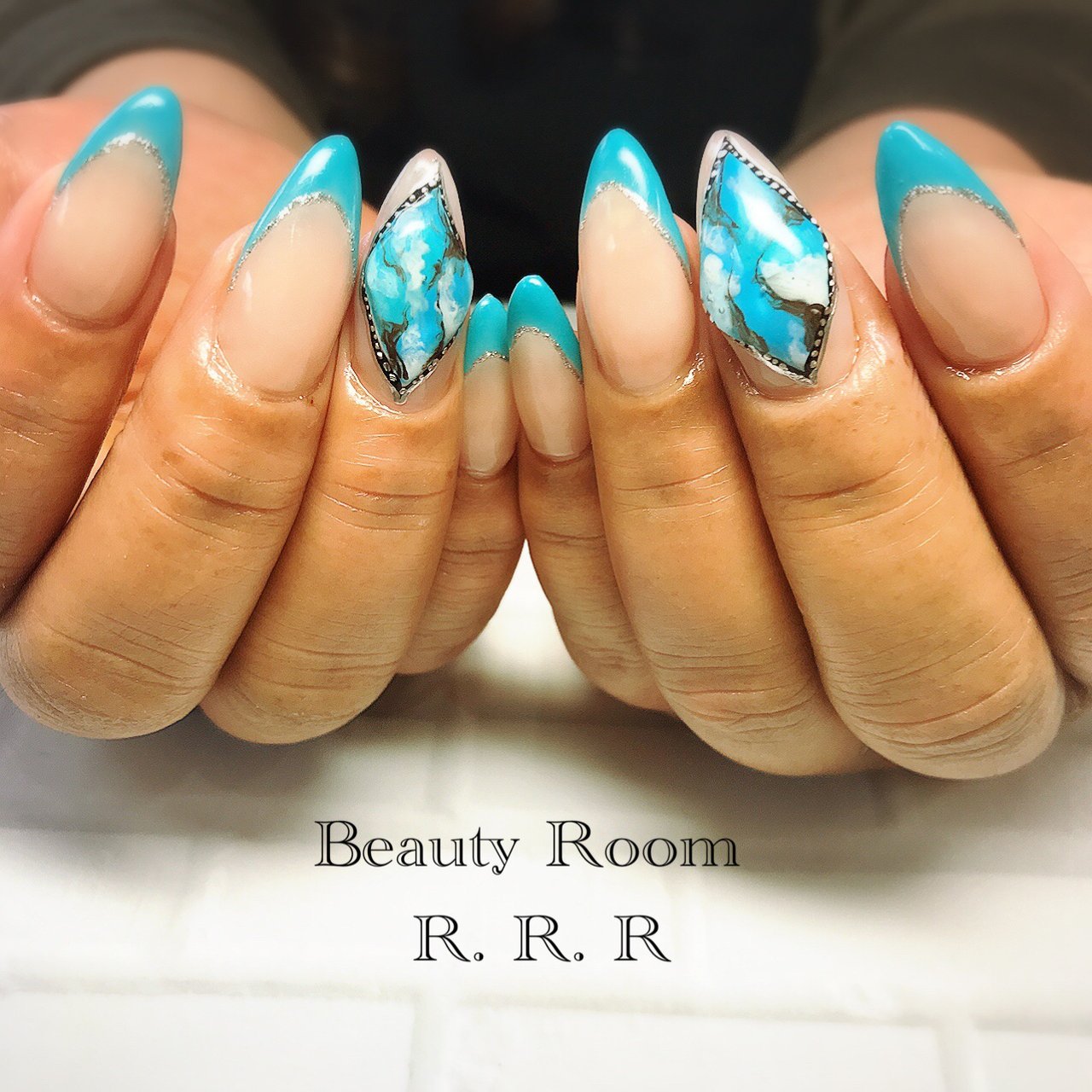 夏 ハンド フレンチ ビジュー ターコイズ Beautyroom R R Rのネイルデザイン No ネイルブック