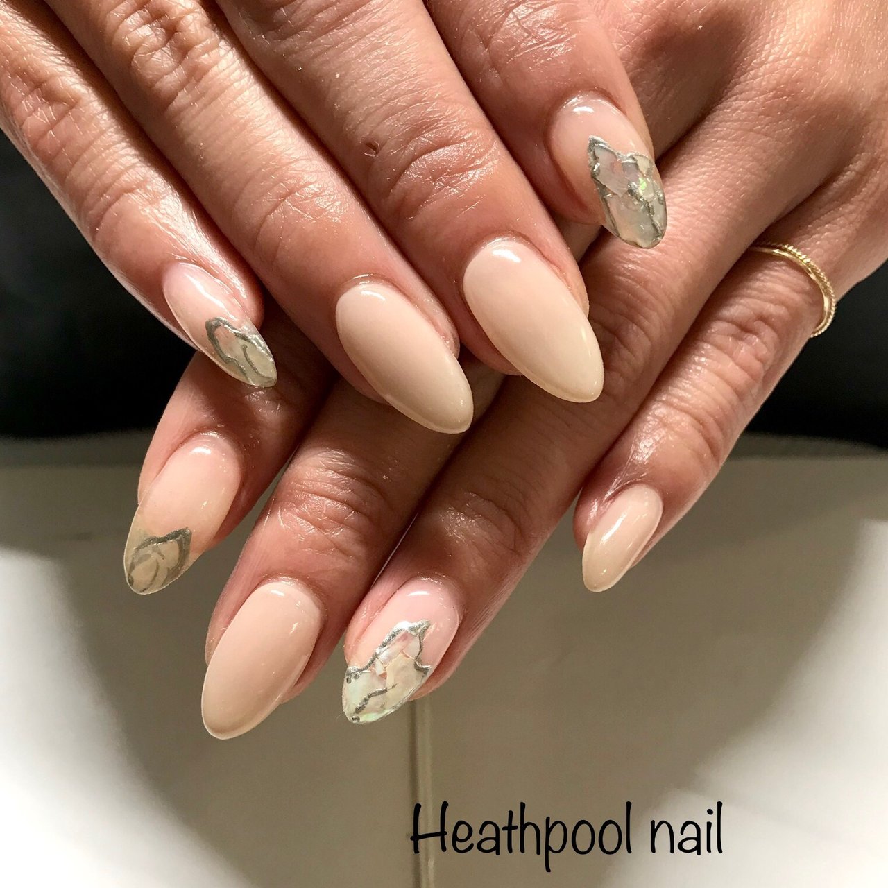 ハンド シンプル シェル ベージュ メタリック Heathpoolnailのネイルデザイン No ネイルブック