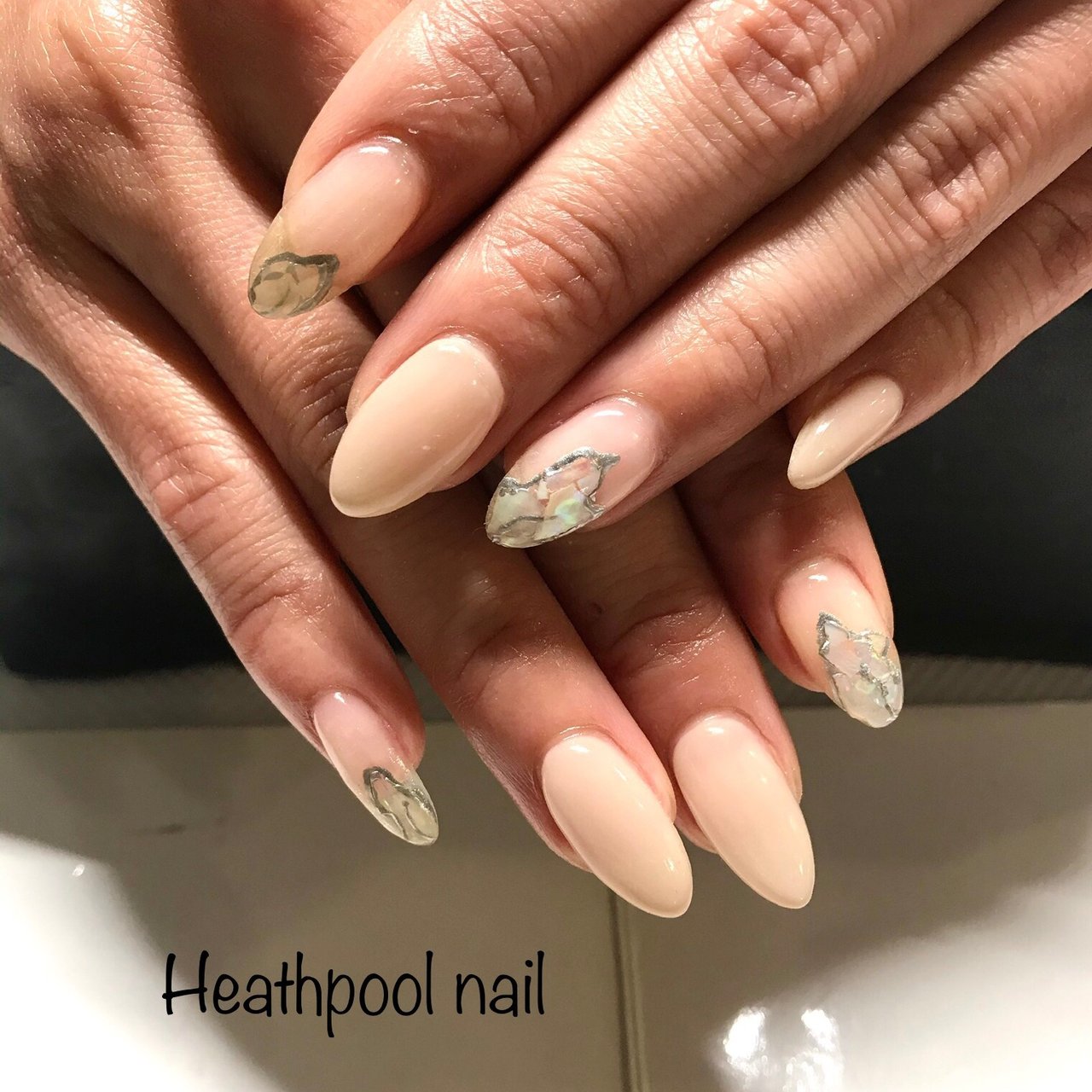 ハンド シンプル シェル ベージュ メタリック Heathpoolnailのネイルデザイン No ネイルブック
