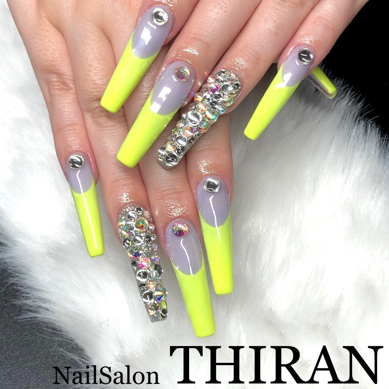 オールシーズン ハンド フレンチ ビジュー ラメ Nailsalon Thiranのネイルデザイン No ネイルブック