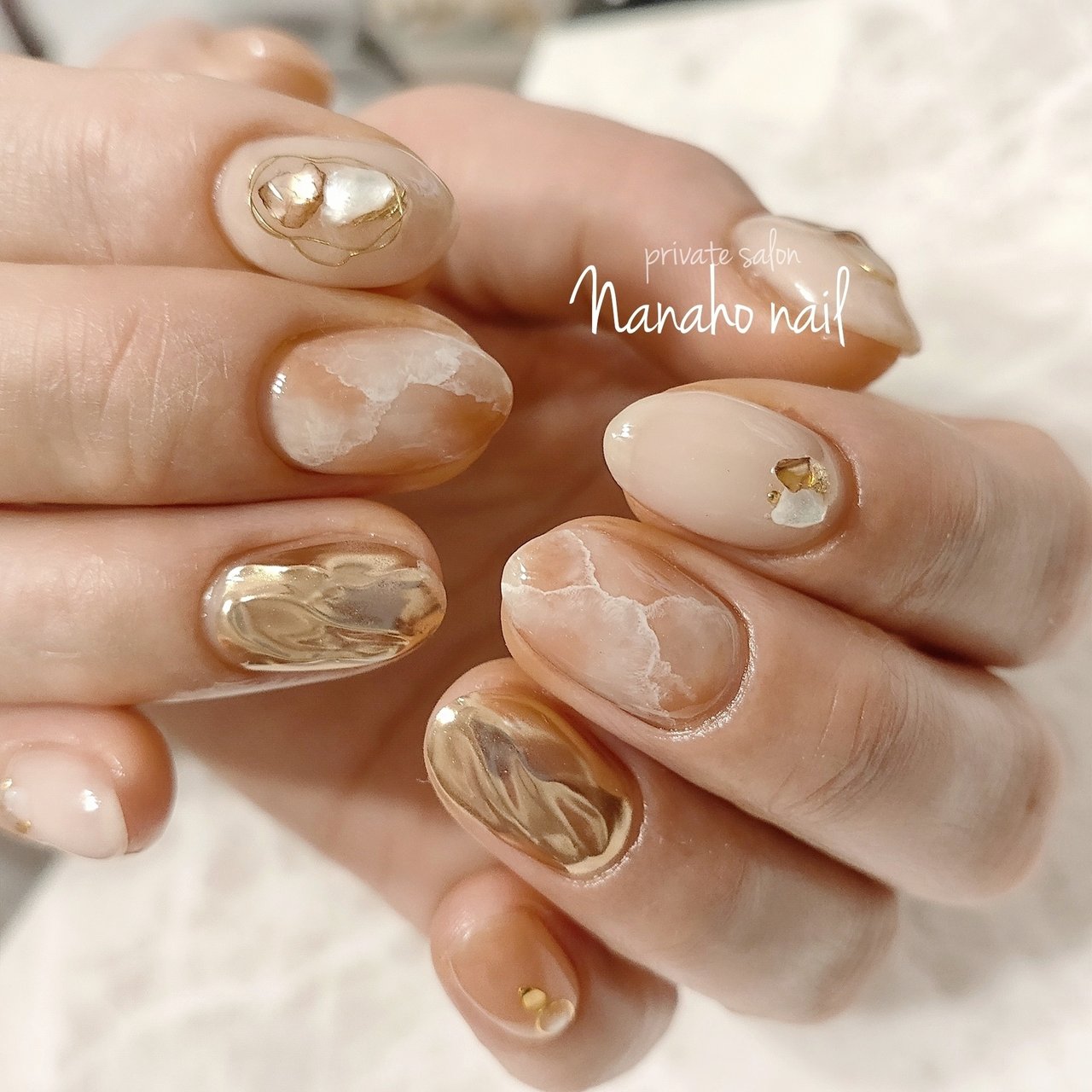 ハンド 大理石 ニュアンス ミラー ベージュ Nanaho Nail 大阪府八尾市 のネイルデザイン No ネイルブック