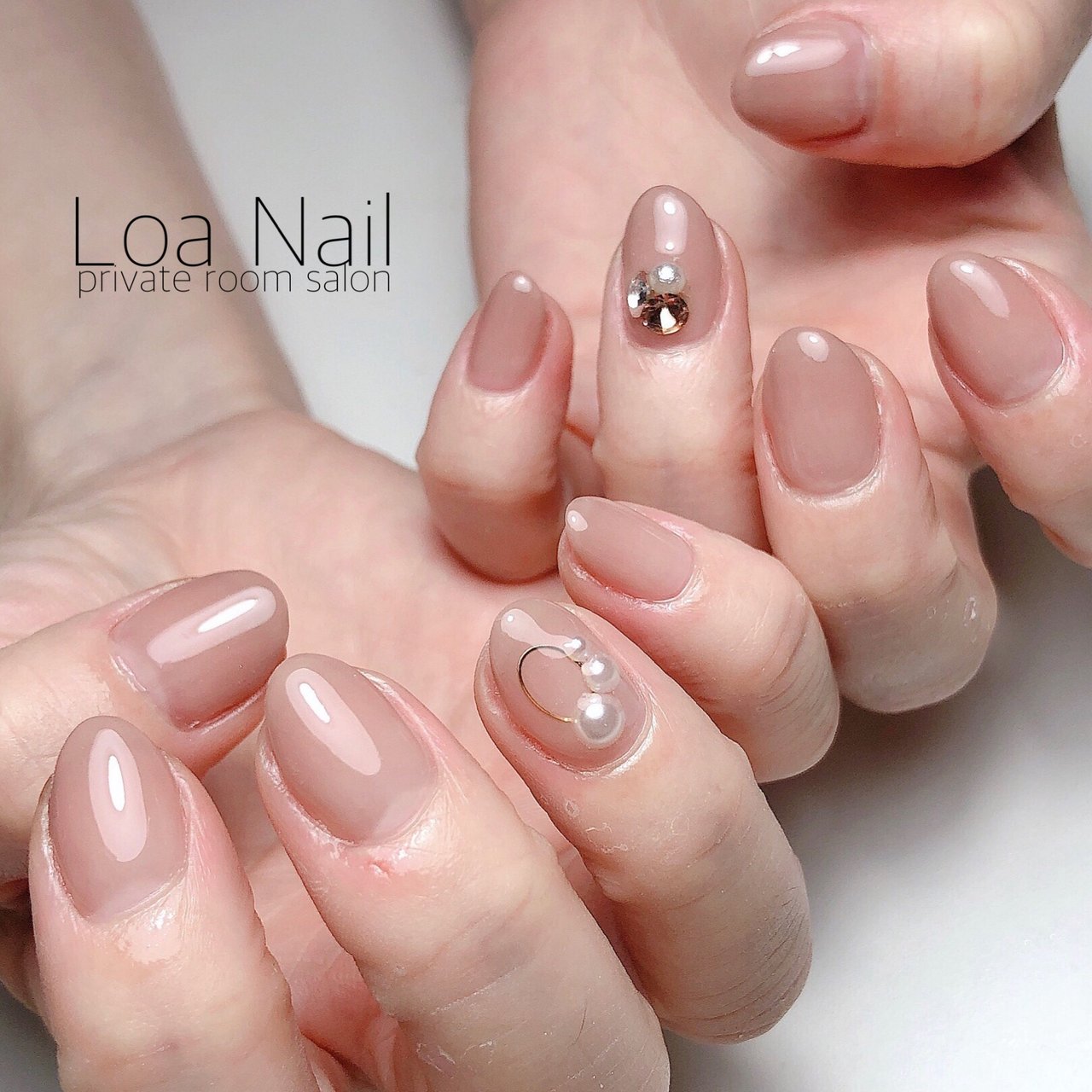 オールシーズン シンプル グラデーション ビジュー ベージュ Loa Nailのネイルデザイン No ネイルブック