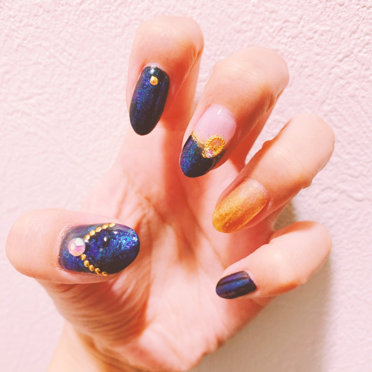 ハンド 変形フレンチ ブルー ゴールド ジェル ゆんのネイルデザイン No ネイルブック