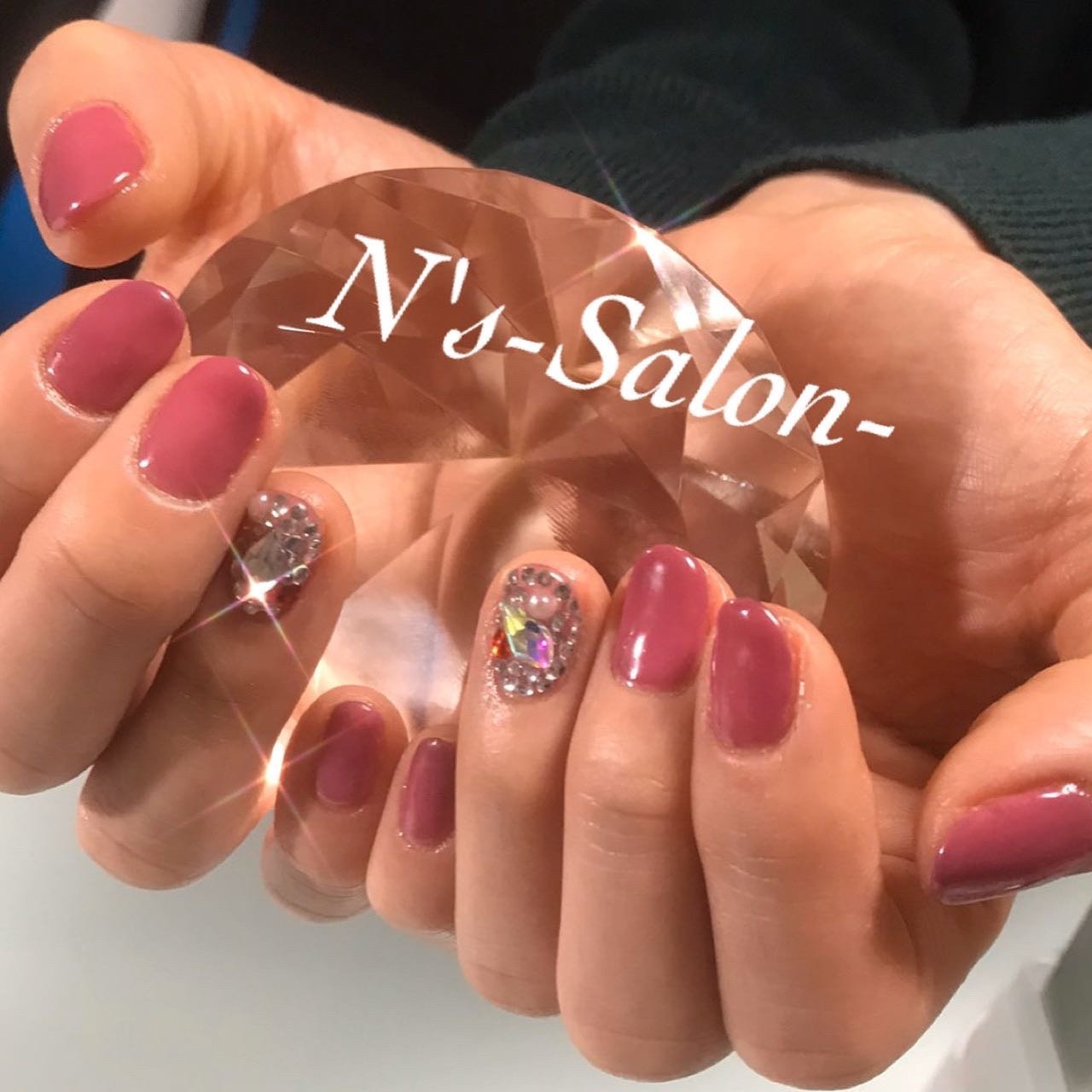 オールシーズン ハンド ビジュー ワンカラー ショート N S Salon エヌズサロン のネイルデザイン No ネイルブック