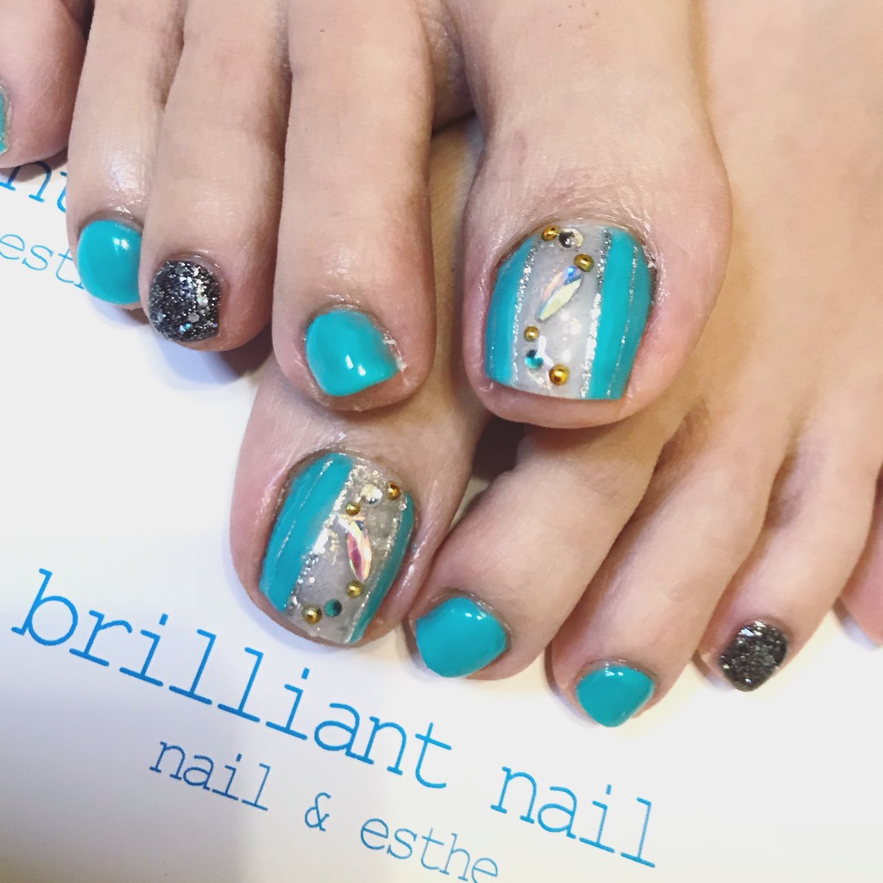 夏 フット ラメ ストライプ ターコイズ Brilliantnailのネイルデザイン No ネイルブック