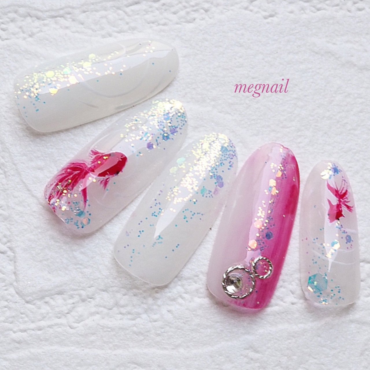 夏 ハンド ホログラム ミディアム ホワイト Megnailのネイルデザイン No 5357371 ネイルブック