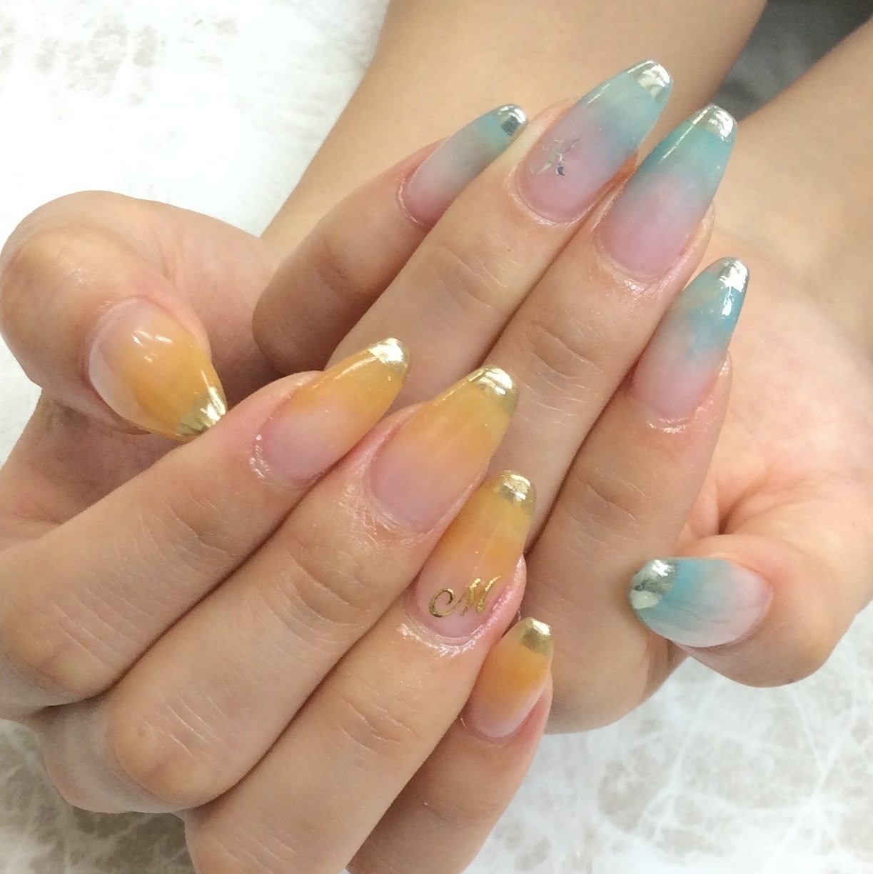 夏 ハンド グラデーション イニシャル ミラー Nailsalon Daisyのネイルデザイン No ネイルブック