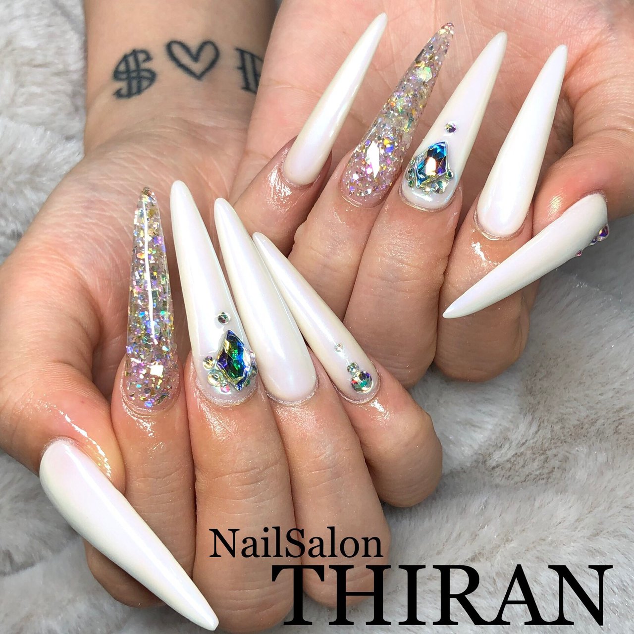 オールシーズン ハンド シンプル ホログラム ラメ Nailsalon Thiranのネイルデザイン No ネイルブック