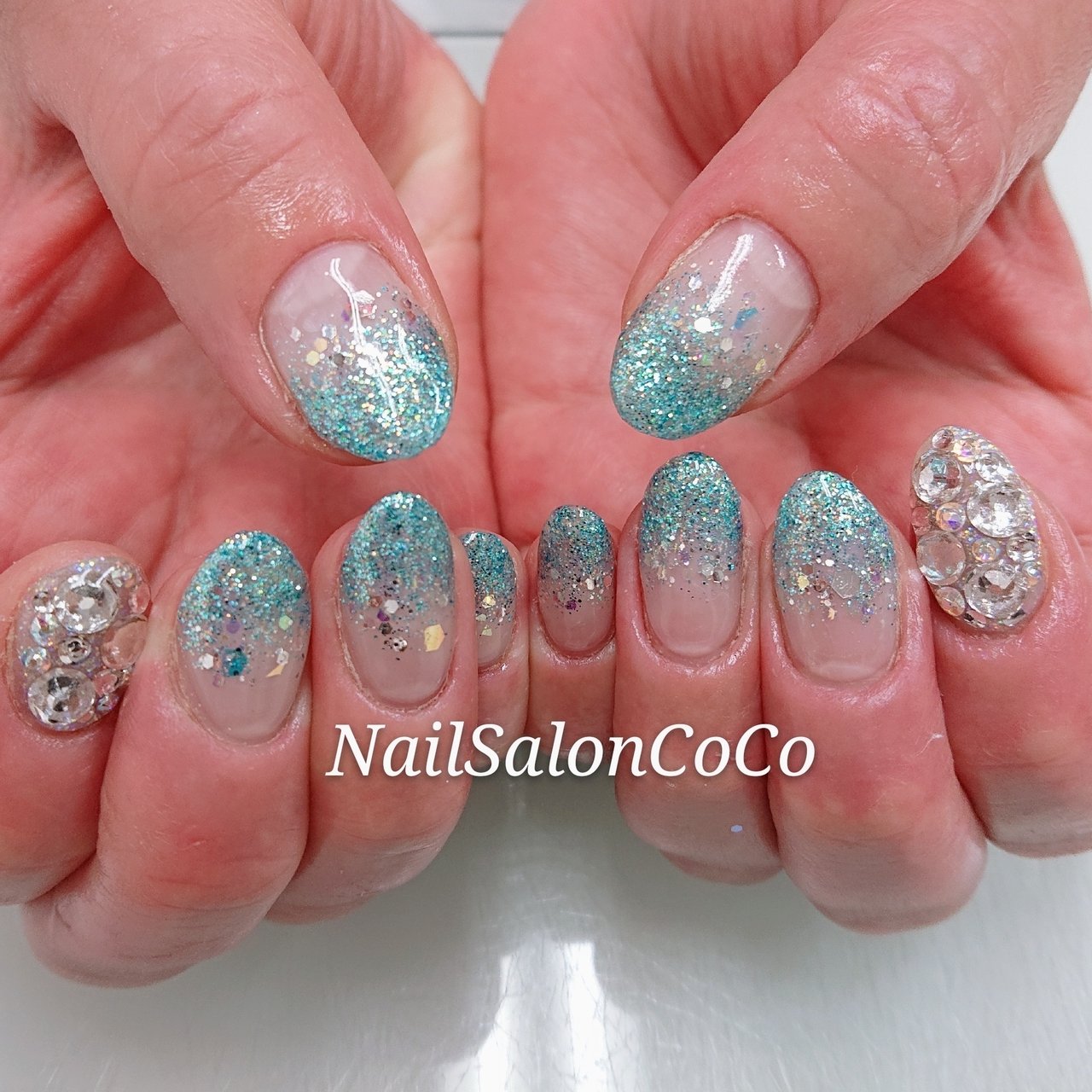 夏 ハンド グラデーション ラメ ビジュー Nailsaloncocoのネイルデザイン No ネイルブック