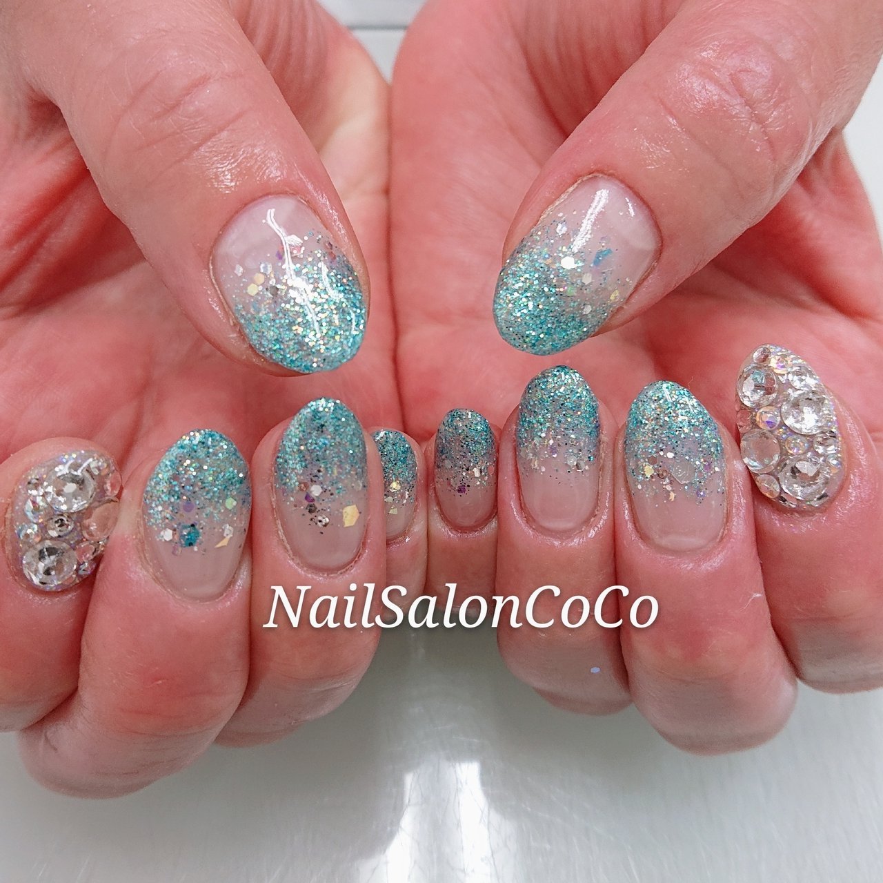 夏 ハンド グラデーション ビジュー ラメ Nailsaloncocoのネイルデザイン No ネイルブック