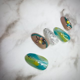  #夏 #梅雨 #ハンド #ビジュー #ニュアンス #ミディアム #イエロー #グリーン #シルバー #ジェルネイル #ネイルチップ #duonail #ネイルブック