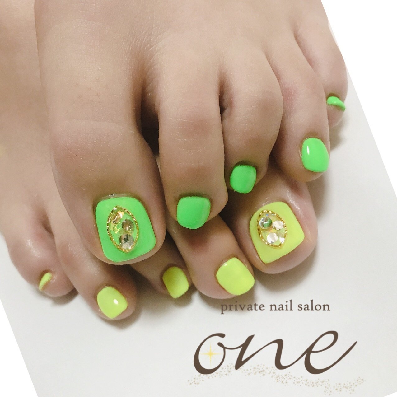 夏 フット ビジュー オーロラ ネオンカラー Private Nail Salon Oneのネイルデザイン No ネイルブック