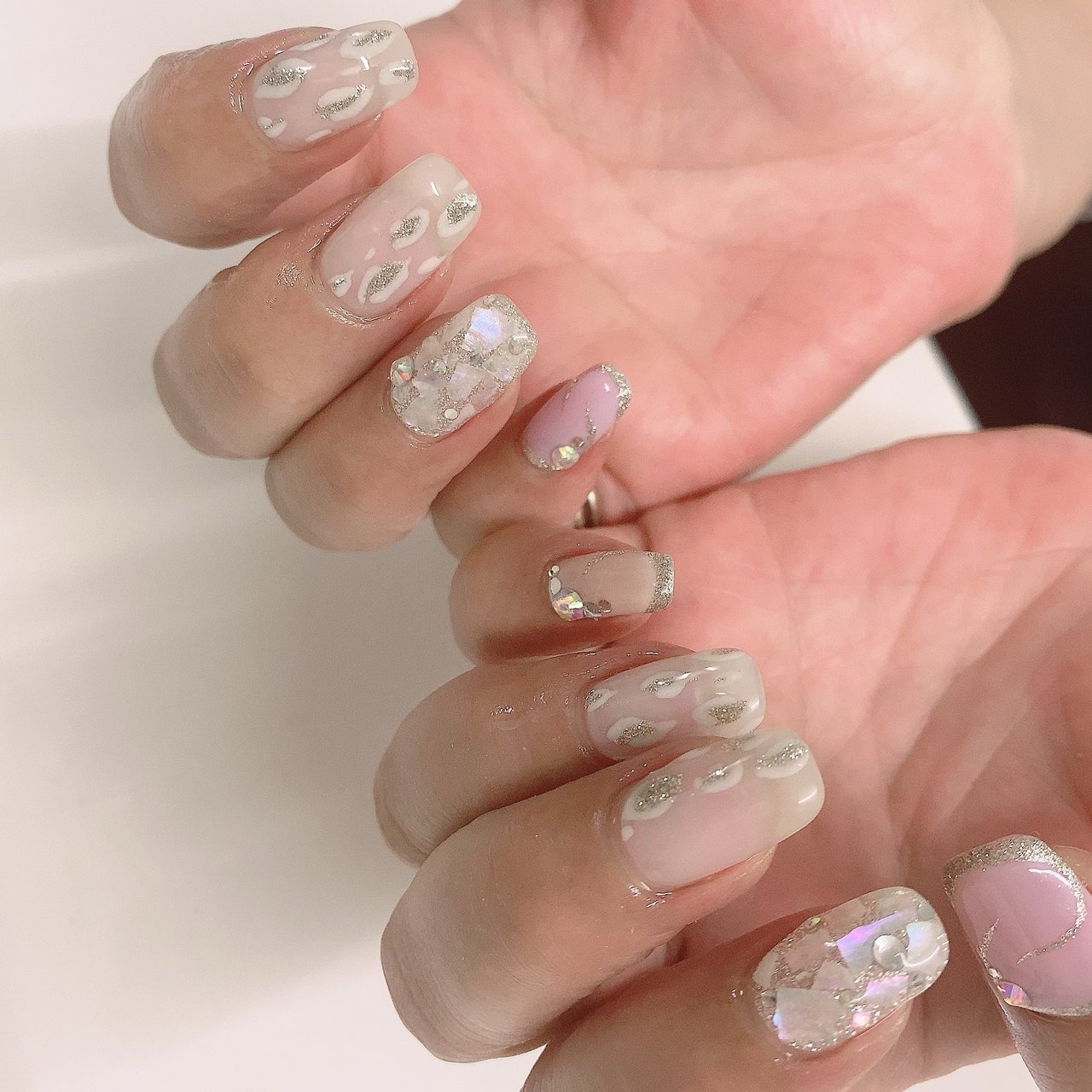 オールシーズン ハンド ワンカラー ビジュー ホログラム ネイルサロンrのネイルデザイン No ネイルブック