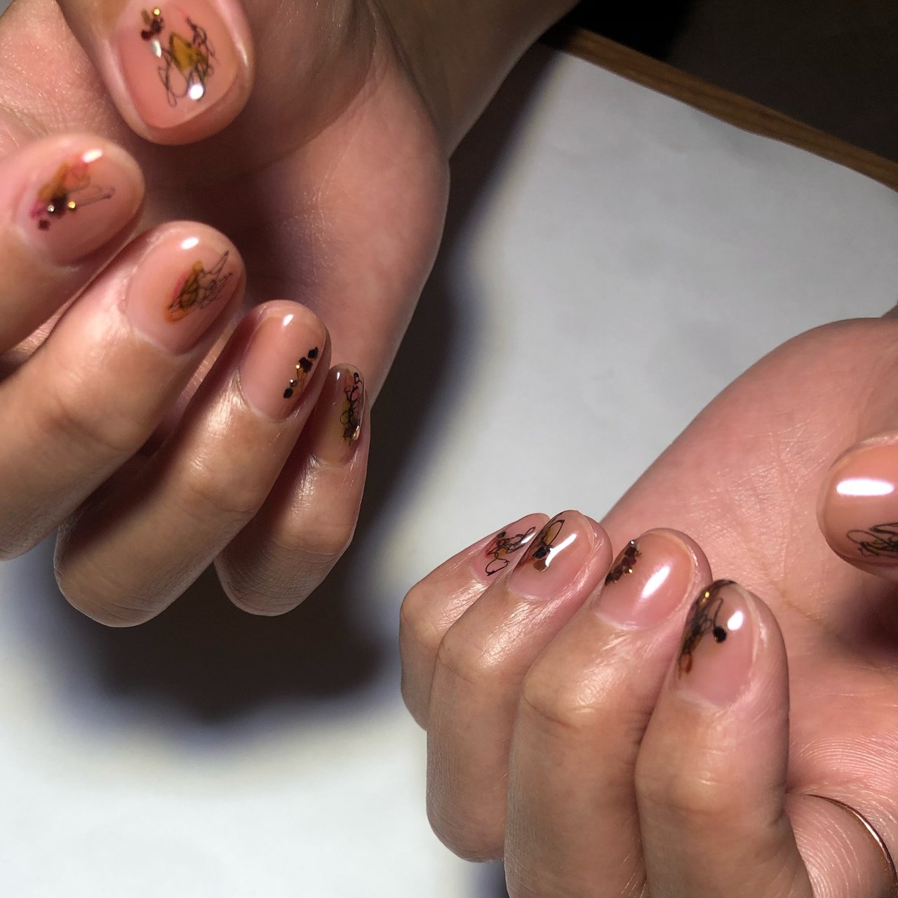 オールシーズン ハンド ホログラム シェル ニュアンス Arte M Nailのネイルデザイン No ネイルブック